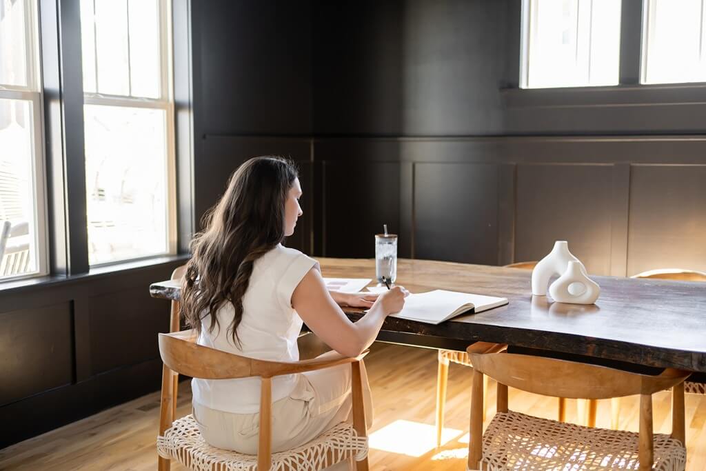 What Is Keyword Difficulty (And How To Use It To Boost Traffic) Stephanie O'Keefe Working On Seo Strategy For Client'S Website And Writing On Notebook In Home Office