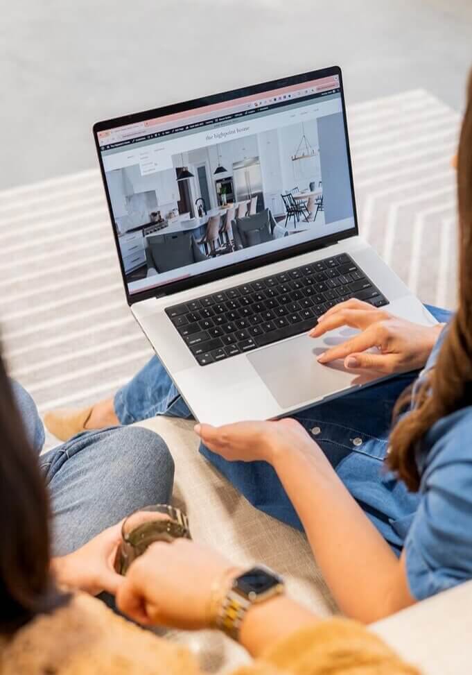Seo Strategist Teaching Client How To Optimize A Page For Seo On Website.